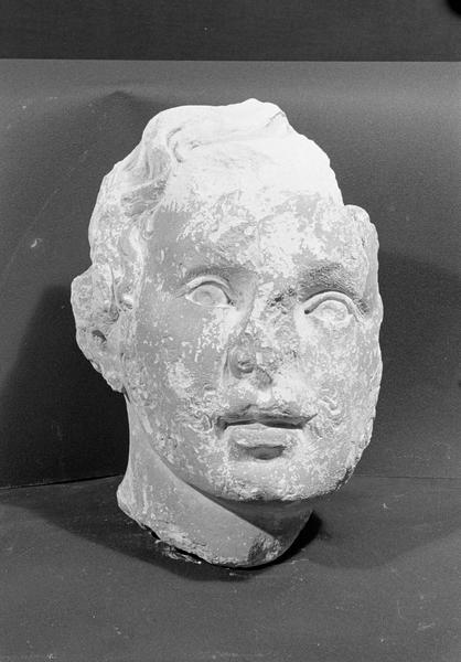 Statue en pierre de Courville, fragment : tête d'homme, de face