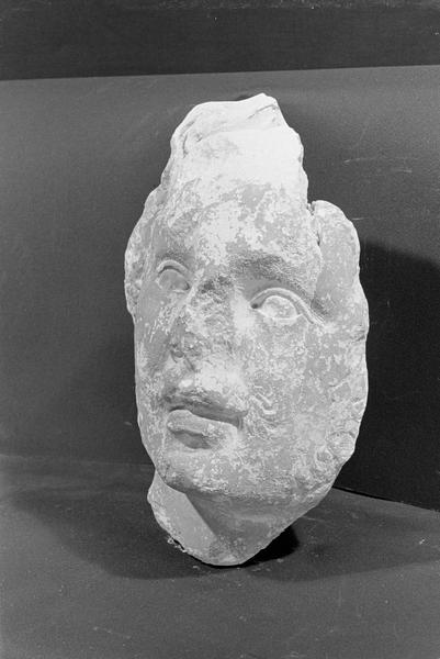 Statue en pierre de Courville, fragment : tête d'homme, de trois quarts gauche