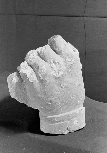 Statue en pierre de Courville, fragment : main gauche tenant un objet