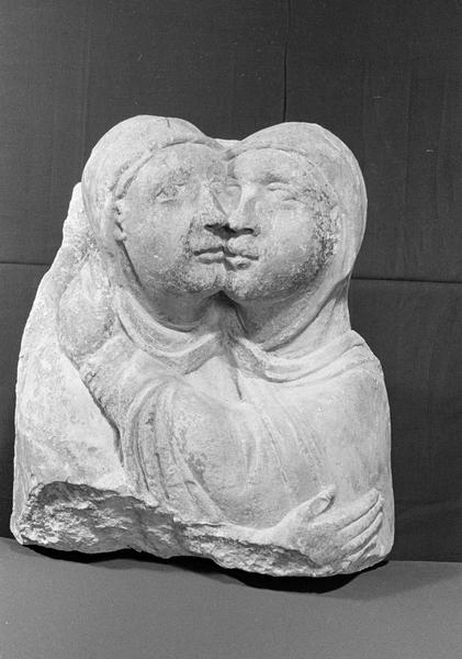 Statue en pierre de Courville, fragment : deux bustes représentant la Visitation, de face