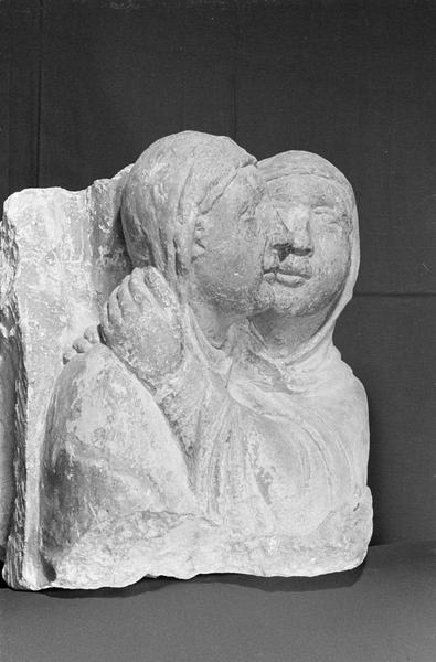 Statue en pierre de Courville, fragment : deux bustes représentant la Visitation, de trois quarts droit