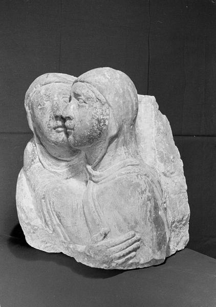 Statue en pierre de Courville, fragment : deux bustes représentant la Visitation, de trois quarts gauche