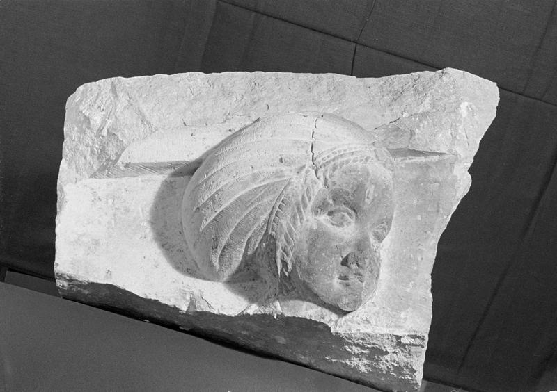 Corniche, fragment d'un bas-relief en pierre de Courville : tête de femme de profil, de face