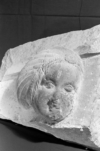 Corniche, fragment d'un bas-relief en pierre de Courville : tête de femme de profil, de trois quarts gauche