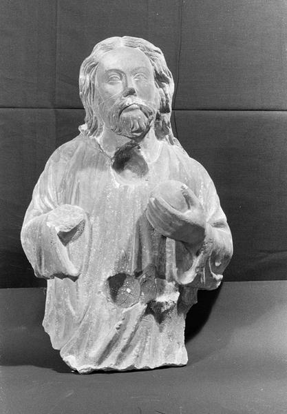 Statue en pierre de Courville, fragment : Dieu le Père (supposé) à mi-corps tenant un globe dans la main, de face