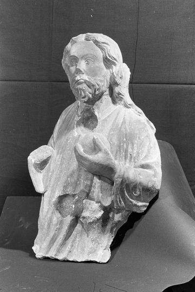 Statue en pierre de Courville, fragment : Dieu le Père (supposé) à mi-corps tenant un globe dans la main, de trois quarts gauche