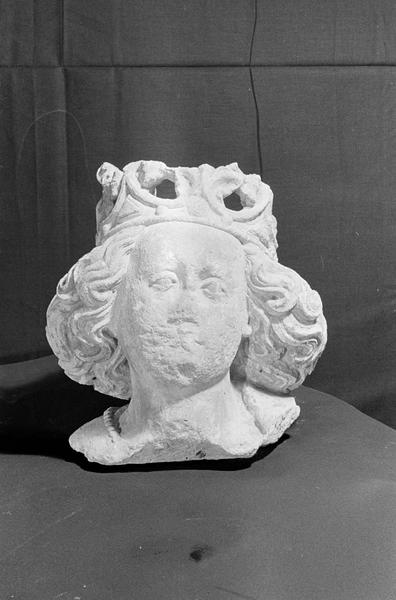 Statue en pierre de Courville, fragment : tête de Vierge couronnée, de face