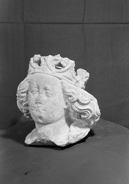 Statue en pierre de Courville, fragment : tête de Vierge couronnée, de trois quarts gauche