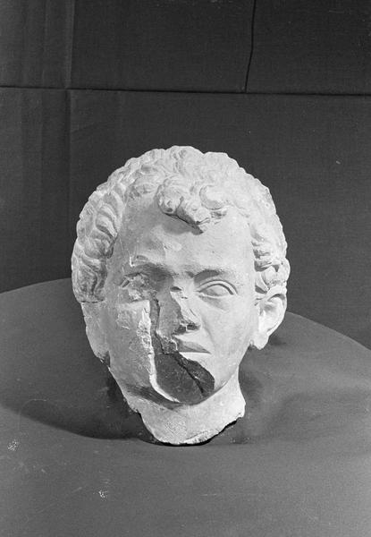 Statue en pierre de Courville, fragment : tête de jeune homme, de face