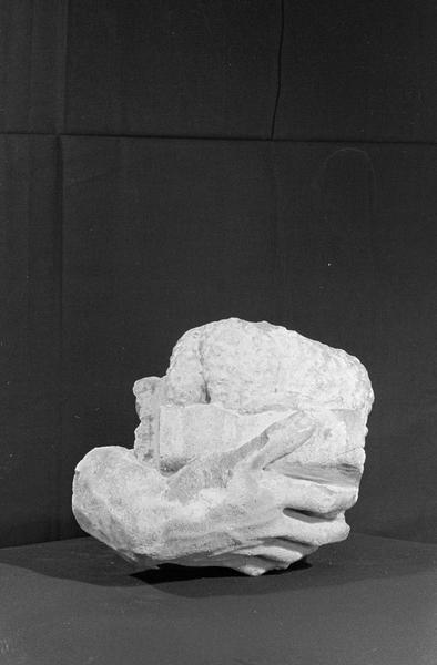 Statue en pierre de Courville, fragment : main tenant un livre