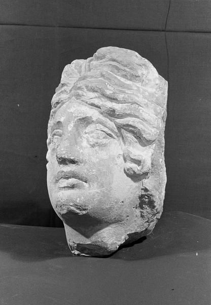 Statue en pierre de Courville, fragment : tête de femme, de trois quarts gauche