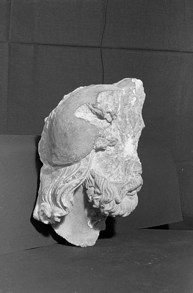 Statue en pierre de Courville, fragment : tête d'homme barbu, profil droit