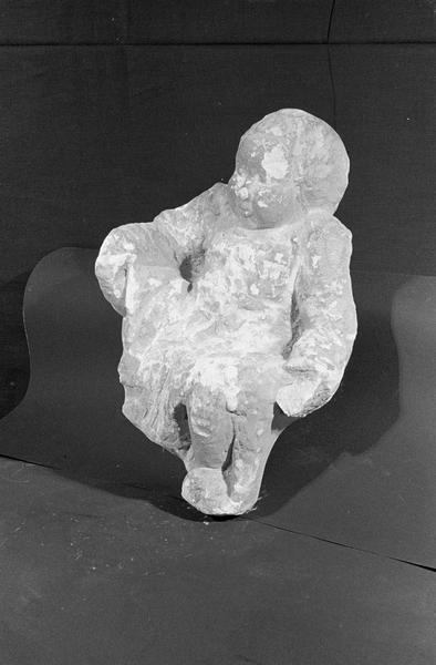 Statue en pierre de Saint-Maximin, fragment : Enfant-Jésus, de trois quarts gauche