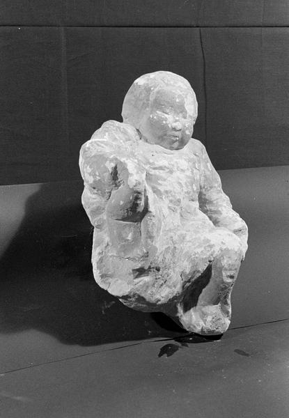 Statue en pierre de Saint-Maximin, fragment : Enfant-Jésus, de trois quarts droit