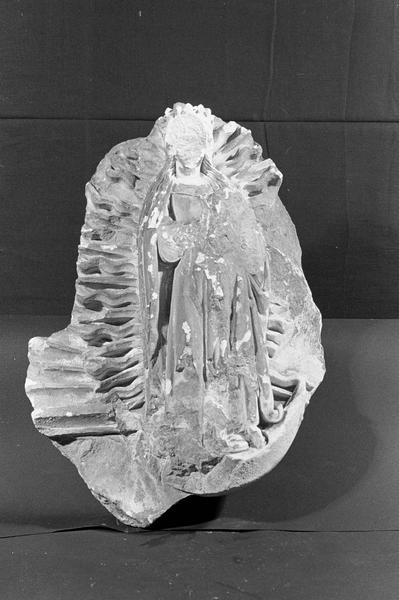 Statue en pierre de Saint-Maximin, fragment : Vierge couronnée dans une mandorle flamboyante, de face