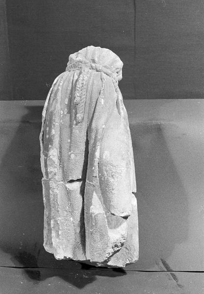 Statue en pierre de Romain, fragment : personnage acéphale portant une ceinture en corde, de face