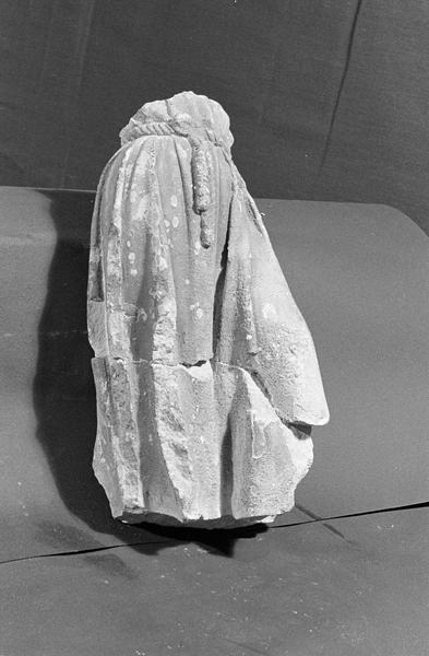 Statue en pierre de Romain, fragment : personnage acéphale portant une ceinture en corde, de trois quarts droit