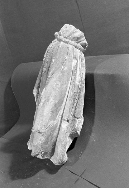 Statue en pierre de Romain, fragment : personnage acéphale portant une ceinture en corde, de trois quarts gauche