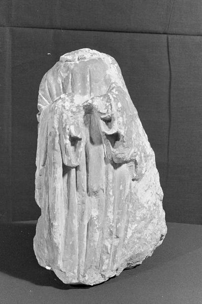 Statue en pierre de Courville, fragment : personnage acéphale, de face