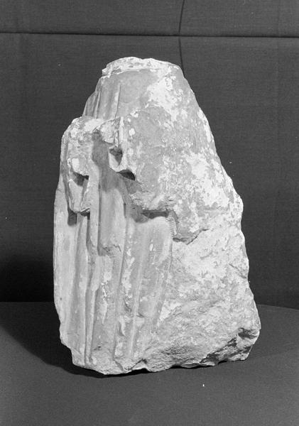 Statue en pierre de Courville, fragment : personnage acéphale, de trois quarts gauche