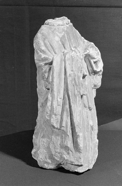 Statue en pierre de Courville, fragment : personnage acéphale, de trois quarts droit