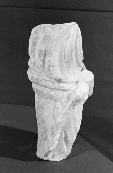 Statue en marbre, fragment : personnage acéphale, de dos