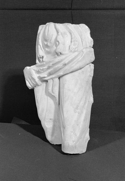 Statue en marbre, fragment : personnage acéphale, de trois quarts gauche