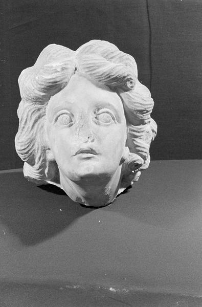 Statue en marbre, fragment : tête de femme, de face