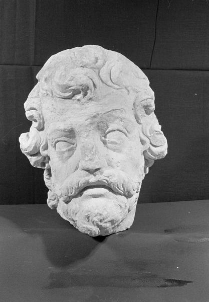 Statue en pierre de Courville, fragment : tête d'homme barbu, de face