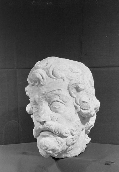 Statue en pierre de Courville, fragment : tête d'homme barbu, de trois quarts gauche