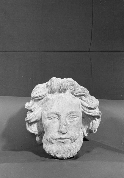 Statue en pierre de Courville, fragment : tête d'homme barbu, de face