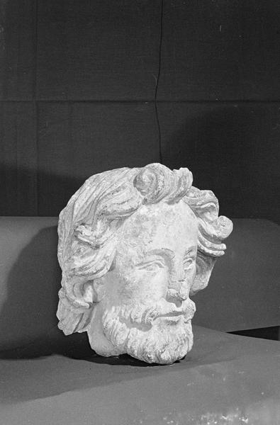 Statue en pierre de Courville, fragment : tête d'homme barbu, de trois quarts droit