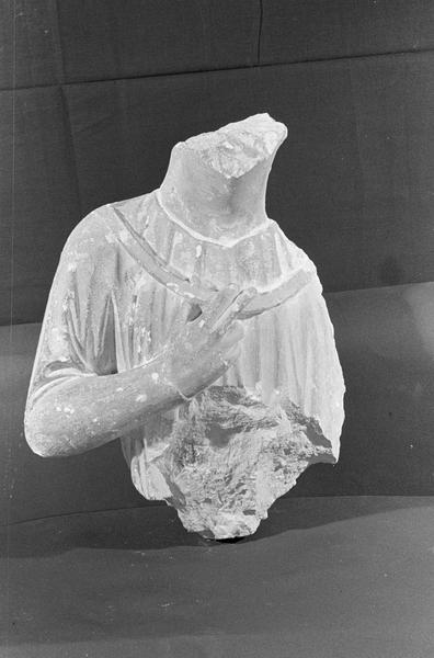 Statue en pierre de Courville, fragment : buste d'homme, de face