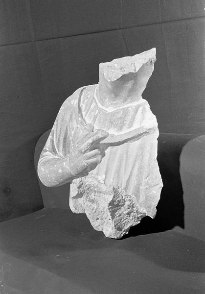 Statue en pierre de Courville, fragment : buste d'homme, de trois quarts gauche