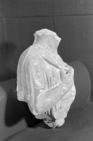 Statue en pierre de Courville, fragment : buste d'homme, de trois quarts droit