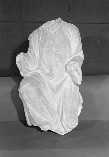 Statue en pierre de Courville, fragment : homme agenouillé acéphale, de face