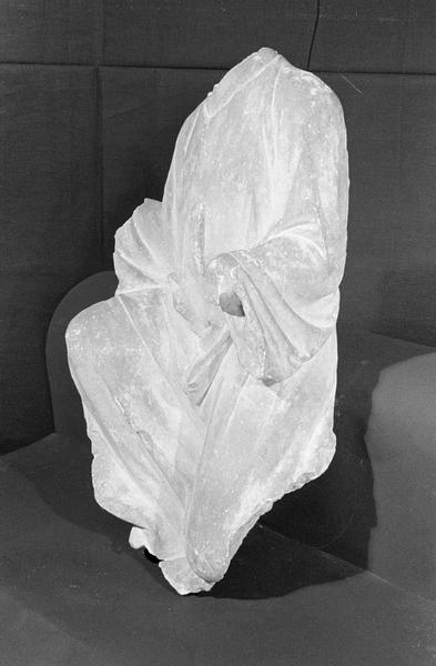 Statue en pierre de Courville, fragment : homme agenouillé acéphale, de trois quarts gauche