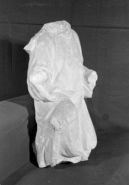 Statue en pierre de Courville, fragment : homme agenouillé acéphale, de trois quarts droit