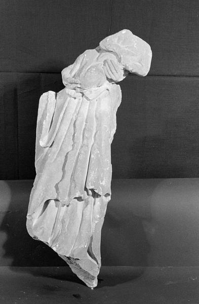 Statue en pierre de Courville, fragment : Vierge à l'Enfant acéphale, de face