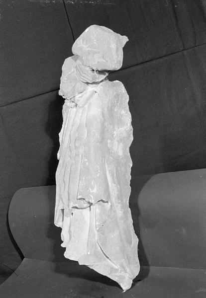 Statue en pierre de Courville, fragment : Vierge à l'Enfant acéphale, de trois quarts gauche