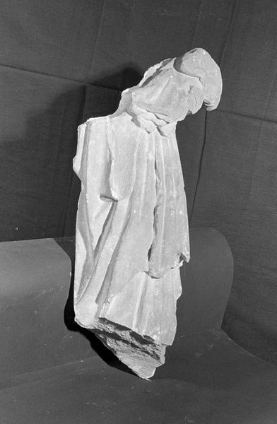 Statue en pierre de Courville, fragment : Vierge à l'Enfant acéphale, de trois quarts droit