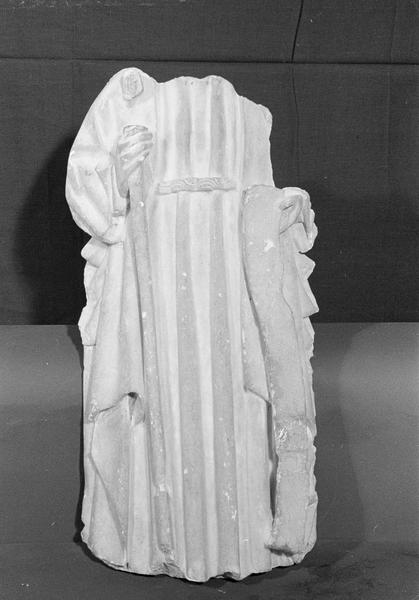 Statue en marbre blanc, fragment : saint ou pèlerin acéphale, de face