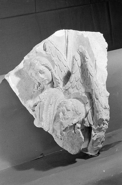 Haut-relief en pierre de Courville, fragment : ange et tête d'homme nimbée, de trois quarts gauche