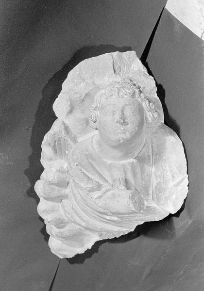 Haut-relief en pierre de Courville, fragment : ange dans les nuages, de face