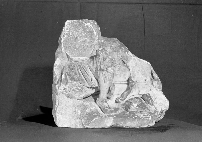 Haut-relief en pierre de Saint-Maximin, fragment : base avec pieds, de face