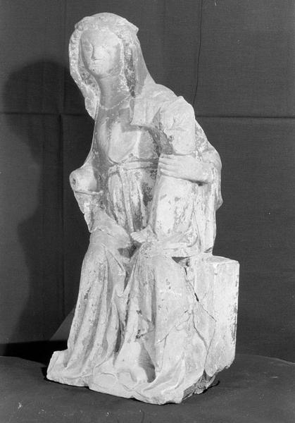 Statue en pierre de Saint-Maximin : Vierge à l'Enfant assise, de trois quarts gauche