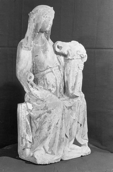 Statue en pierre de Saint-Maximin : Vierge à l'Enfant assise, de trois quarts droit