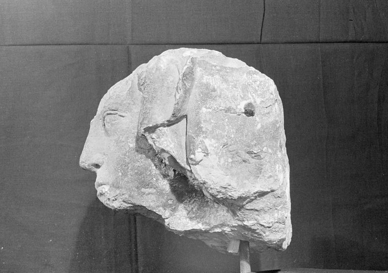 Statue en pierre de Courville, fragment : tête de femme voilée, profil gauche