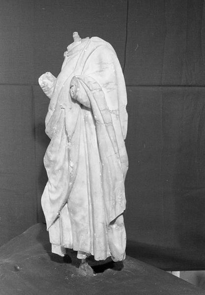 Statue en marbre blanc, fragment :  homme acéphale, de trois quarts gauche