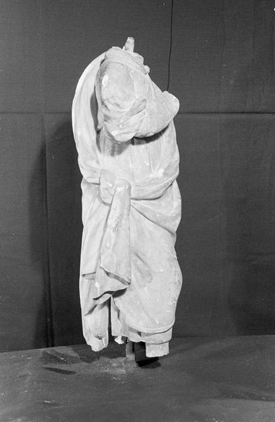 Statue en marbre blanc, fragment :  homme acéphale, profil droit